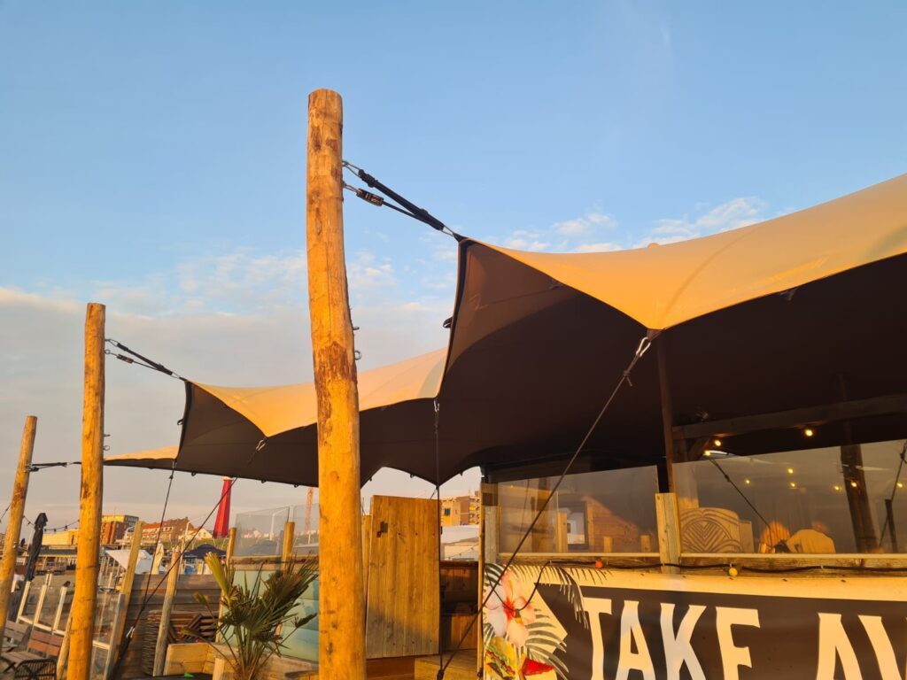 Stretchtent bij Beach Club Aloha