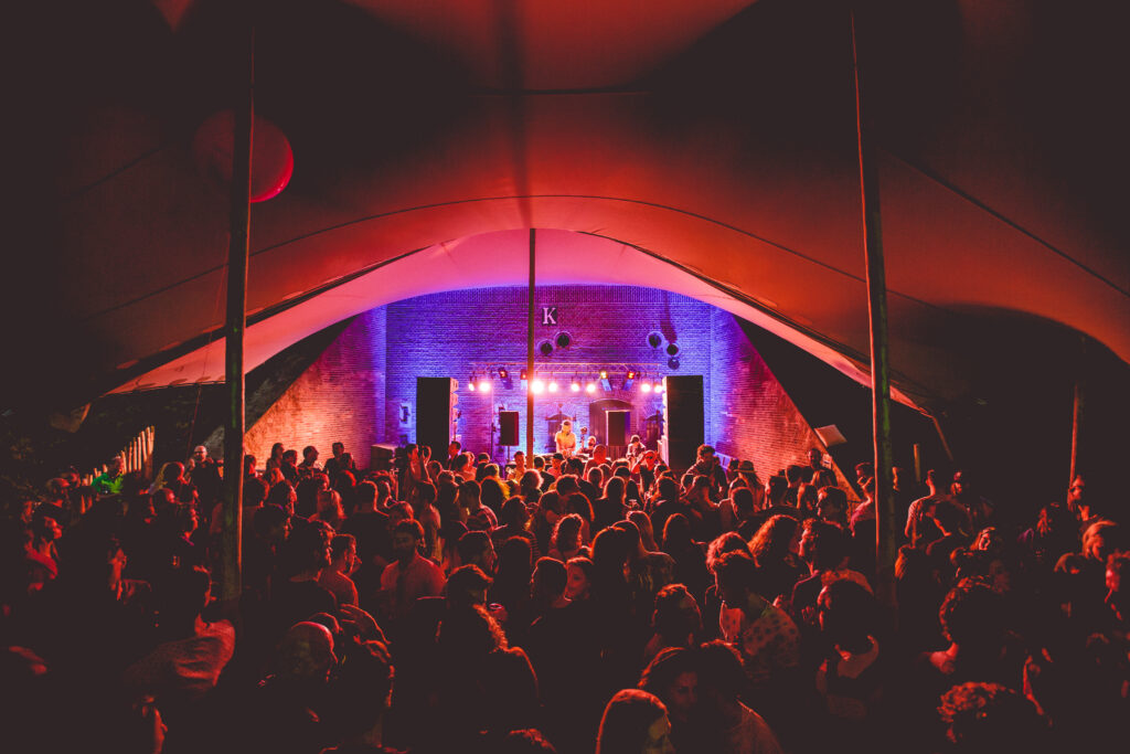 Stretchtent op een festival