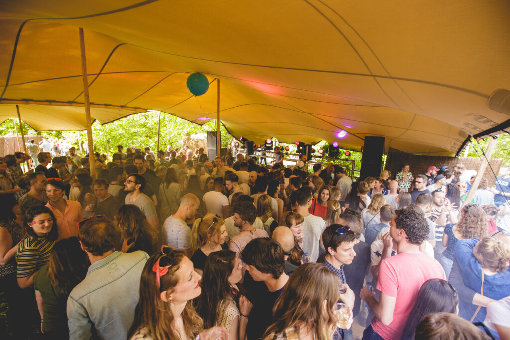 Stretchtent op een festival