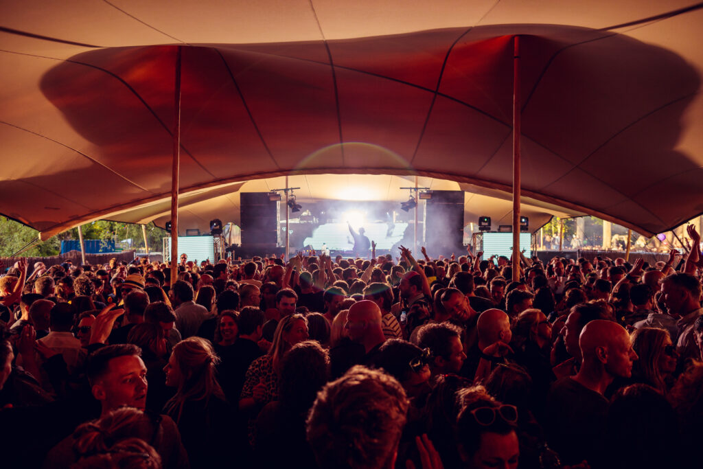 Stretchtent op een festival