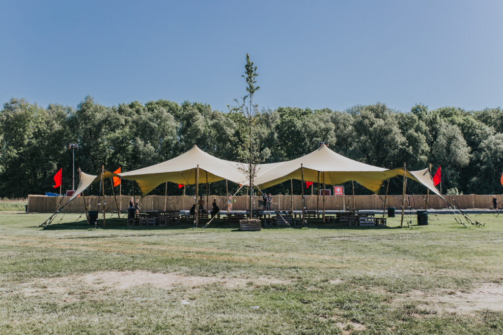 Stretchtent op een festival