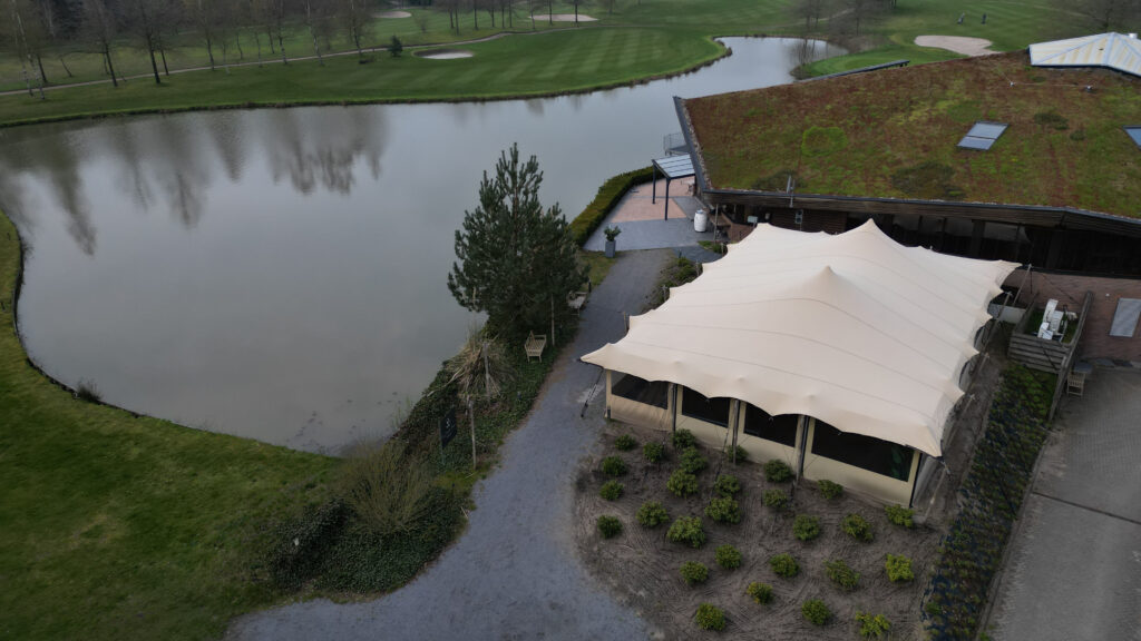 Stretchtent met zijwanden bij Golfbaan de Scherpenbergh