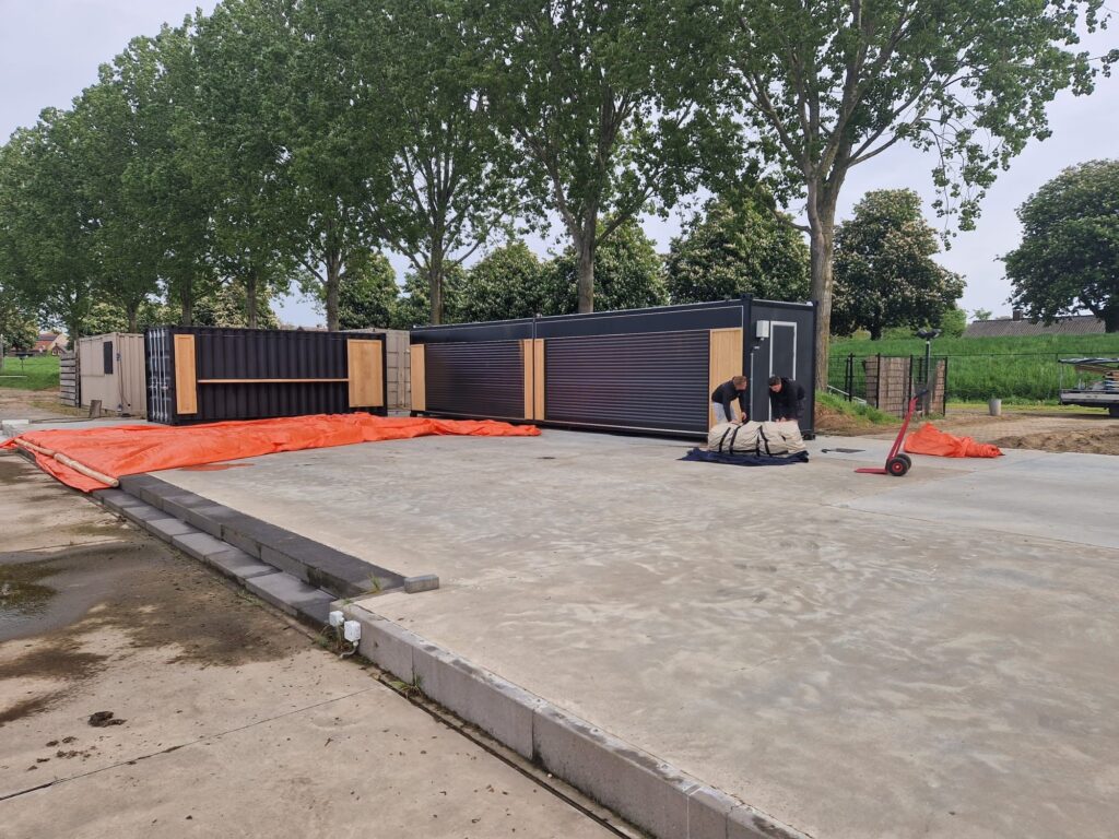Opbouw van een stretchtent bij Restaurant Oolderhof in Roermond