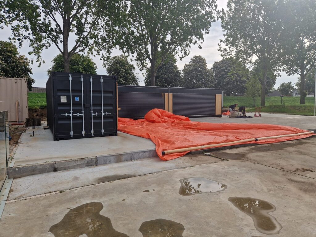 Opbouw van een stretchtent bij Restaurant Oolderhof in Roermond