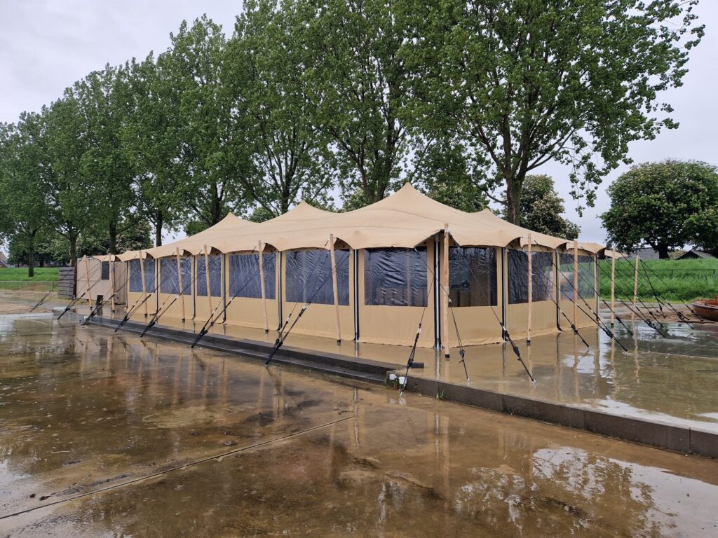 Stretchtent met zijwanden bij Restaurant Oolderhof in Roermond
