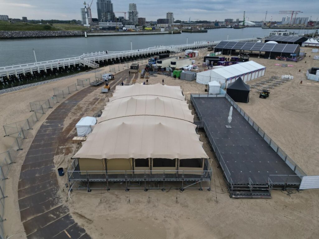 Stretchtent bij het strand van Oostende