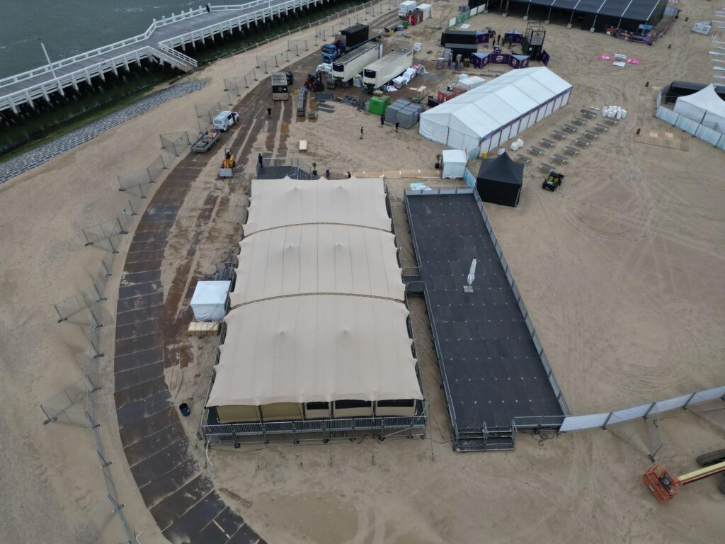 Stretchtent bij het strand van Oostende