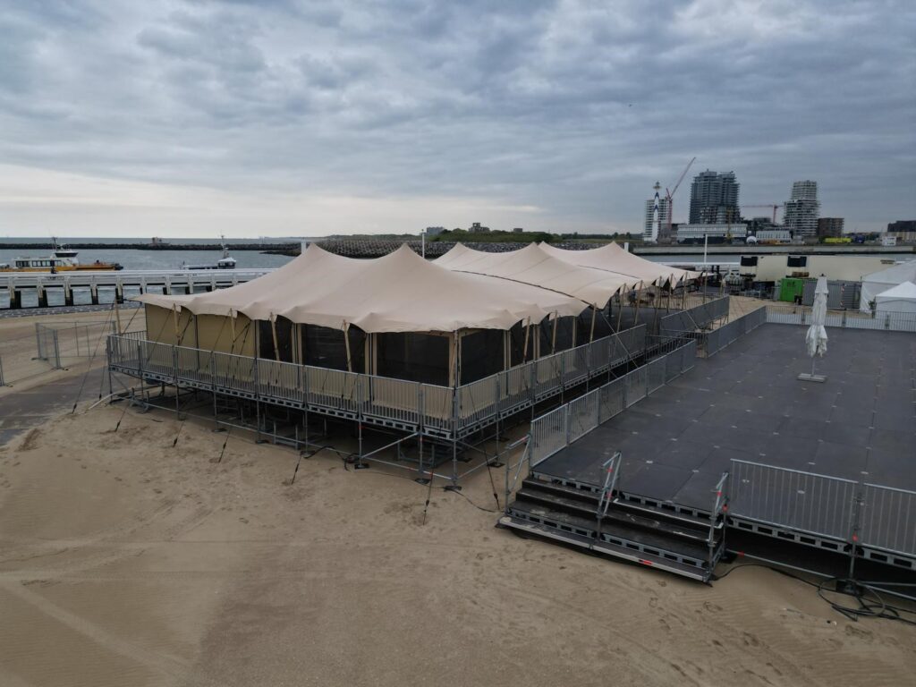 Stretchtent bij het strand van Oostende