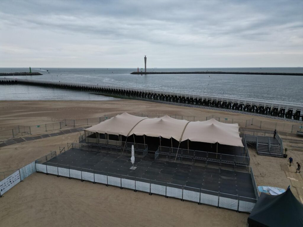 Stretchtent bij het strand van Oostende