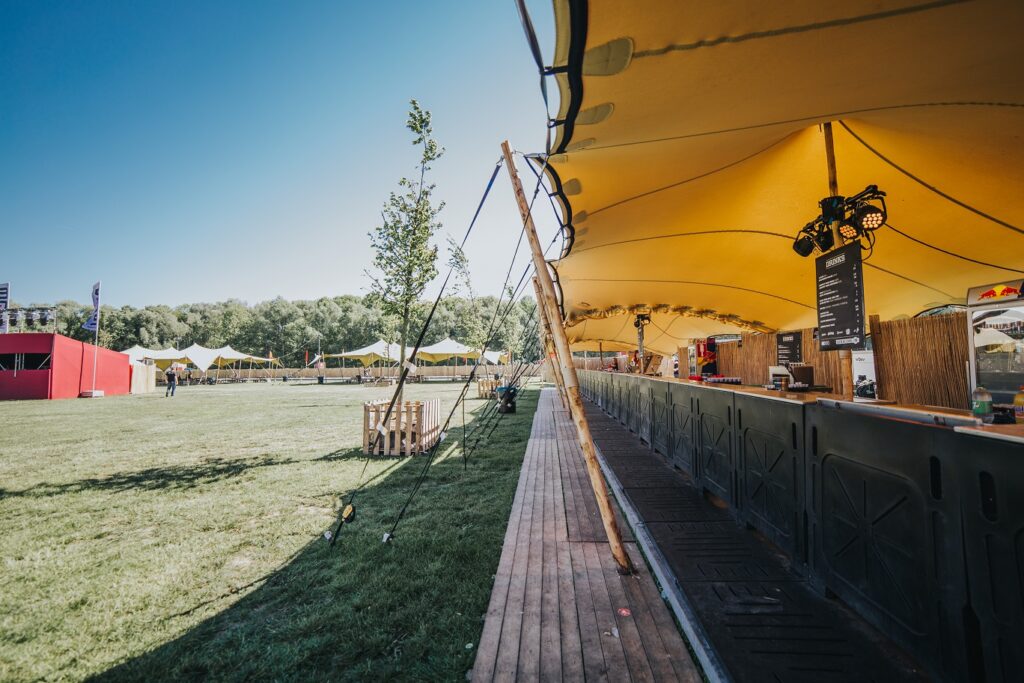 Stretchtent boven een bar op een festival