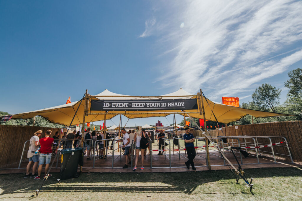 Stretchtent op een festival